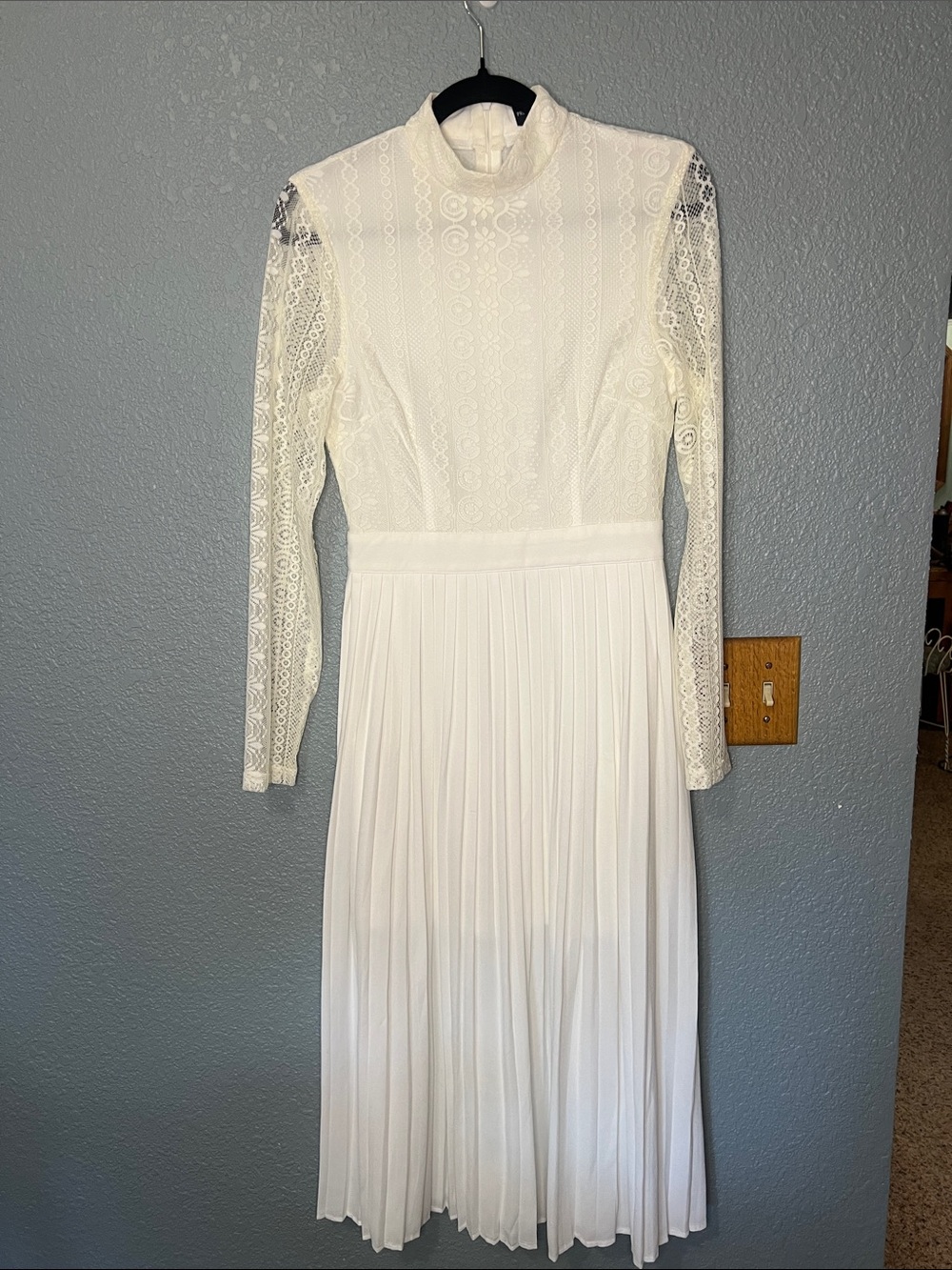 Lacy White Pretty Little Thing Midi Dress High Neck Line Lace Long Sleeve Size 4